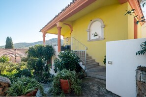 Property grounds - Holiday Home 'La Casa di Piera 1' with Sea View, Wi-Fi and Air Conditioning (San Pietro)