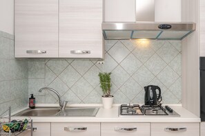 Fridge, oven, stovetop, coffee/tea maker - Holiday Home 'La Casa di Piera 1' with Sea View, Wi-Fi and Air Conditioning (San Pietro)