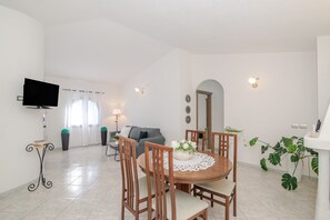 Interior - Holiday Home 'La Casa di Piera 1' with Sea View, Wi-Fi and Air Conditioning (San Pietro)
