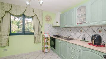 Frigorifero, forno, piano cottura, macchina per tè/caffè