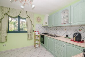 Een koelkast, een oven, een kookplaat, een koffiezetapparaat/waterkoker