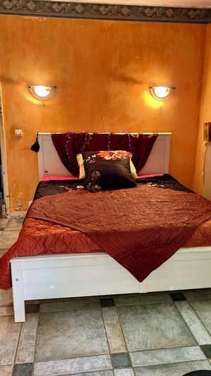 1 bedroom, iron/ironing board, WiFi, bed sheets - Mas des Vignes hacienda B&B - Maison- gates of Paris -Suresnes- Bois de Boulogne (Rueil)