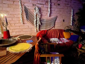 Smart-TV, peis, bordtennis og stereoanlegg