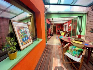 Outdoor dining - Le Mas des Vignes parisian hacienda (Suresnes)