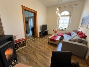 TV, fireplace