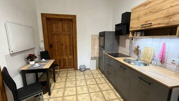 Kühlschrank, Mikrowelle, Ofen, Herdplatte