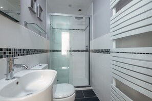 Doccia, asciugacapelli, asciugamani, sapone