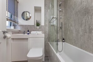 Shower, hair dryer, towels, soap - Lamond Drive Garden Apartment (St Andrews)