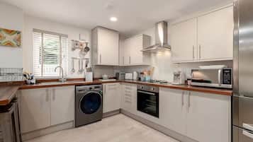 Fridge, microwave, oven, coffee/tea maker