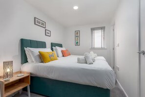 Iron/ironing board, free WiFi, bed sheets - Lamond Drive Garden Apartment (St Andrews)