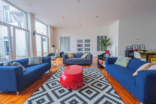 Magnificent loft - House with garden 2min from Simonis Metro Station.