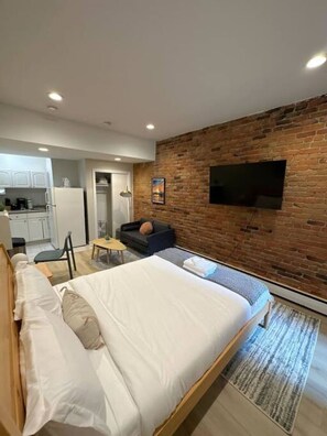 1 habitación, escritorio, tabla de planchar con plancha y wifi 