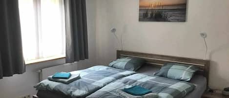 Strykejern/-brett, internettilgang og sengetøy