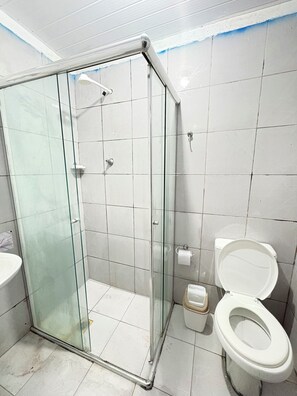 Dusch, handdukar, tvål och toalettpapper