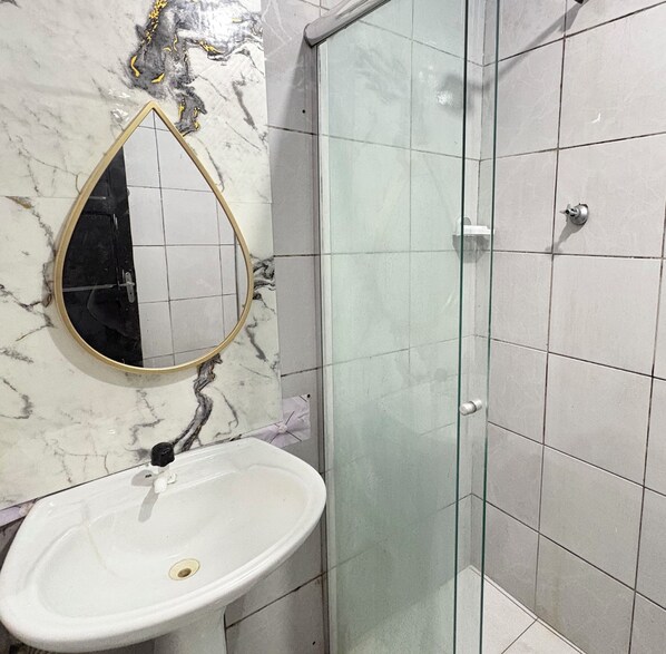 Regadera, toallas, jabón, papel de baño 