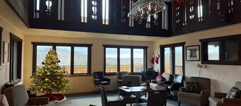 Spacious 20-bedroom chalet in marvelous Whitecap Ski Resort.