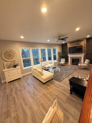 Smart TV, fireplace - Serene 5-bedroom house near Progress Ridge (Portland)