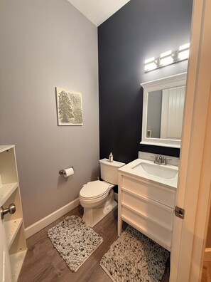 Towels, soap, toilet paper - Serene 5-bedroom house near Progress Ridge (Portland)
