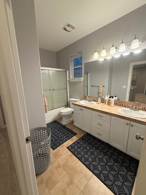 Towels, soap, toilet paper - Serene 5-bedroom house near Progress Ridge (Portland)