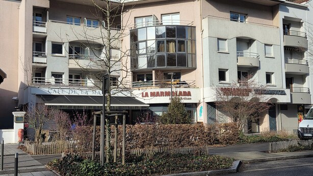 A multi-story building with a cafe named "La Marniada" and a restaurant named "La Marni Artisan."