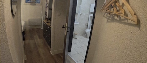 Douche, serviettes fournies, papier de toilette
