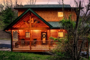 Exterior - Indoor Pool, Hot Tub, & Game Room | Close 2 Strip (Sevierville)