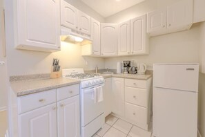 Oven, stovetop, coffee/tea maker, toaster - South End Studio Close to Hospitals! (Boston)
