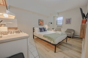 1 bedroom, desk, iron/ironing board, WiFi - Tranquil South End Studio (Boston)