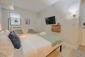 1 bedroom, desk, iron/ironing board, WiFi - Tranquil South End Studio (Boston)