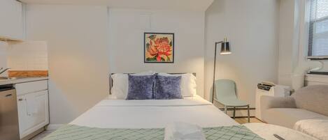 Bureau, fer et planche à repasser, Wi-Fi, draps fournis