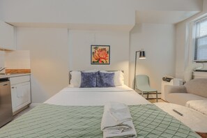 1 bedroom, desk, iron/ironing board, WiFi - Tranquil South End Studio (Boston)
