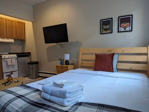 Desk, iron/ironing board, WiFi, bed sheets - South End Serene Studio (Boston)