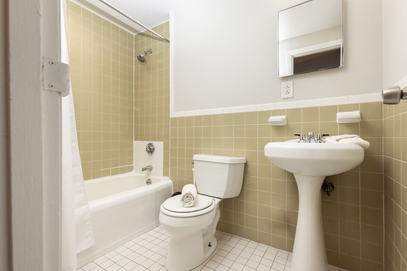 Un baño con bañera, inodoro y lavabo.
