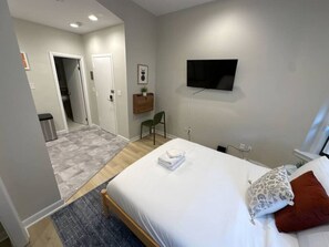 Een strijkplank/strijkijzer, wifi, beddengoed