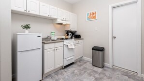 Coffee/tea maker, oven, cookware/dishes/utensils - Chic Metro South End Studio (Boston)