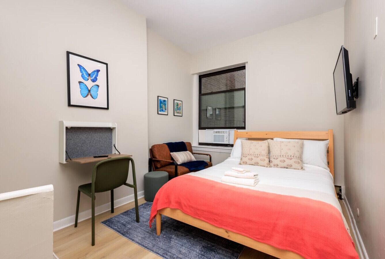 办公桌、熨斗/熨衣板、WiFi、床单