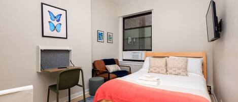 Desk, iron/ironing board, WiFi, bed sheets