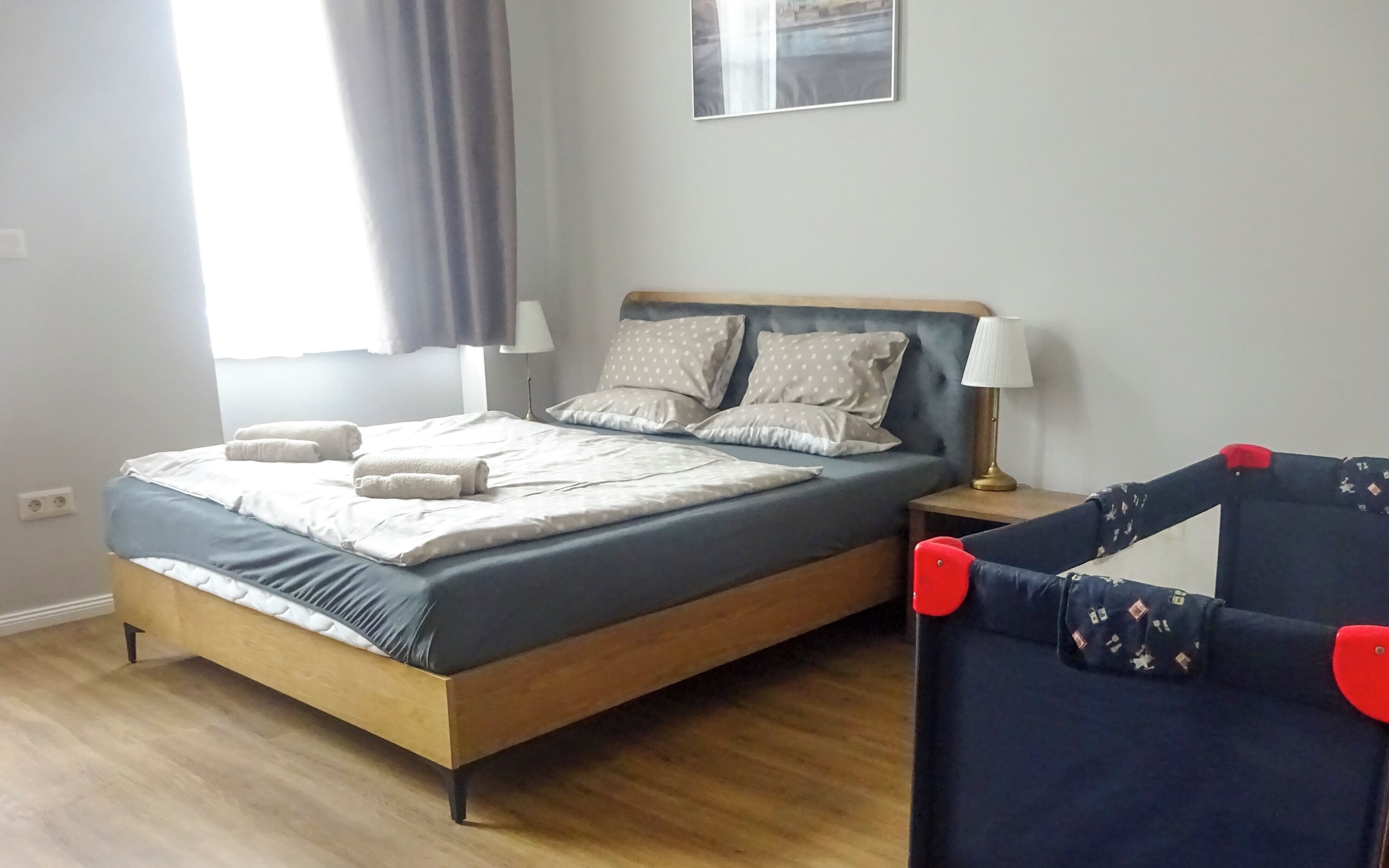 Tabla de planchar con plancha, wifi y ropa de cama 