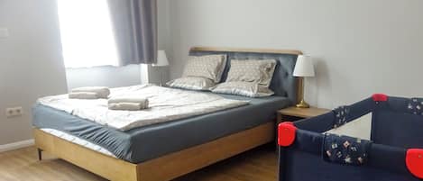 Tabla de planchar con plancha, wifi y ropa de cama