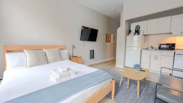 1 habitación, escritorio, tabla de planchar con plancha y wifi