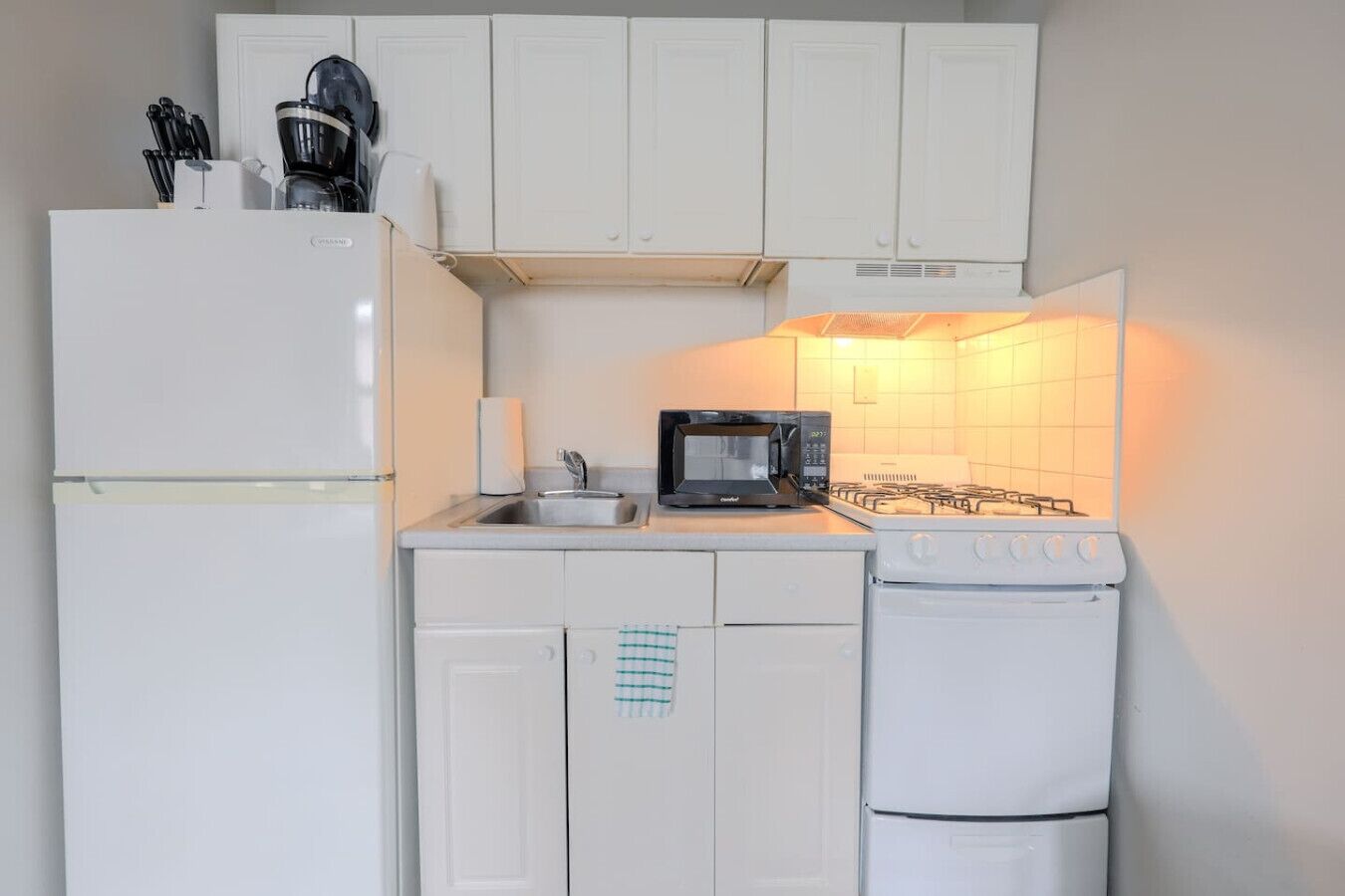 Horno, placa de cocina, lavavajillas, cafetera/tetera