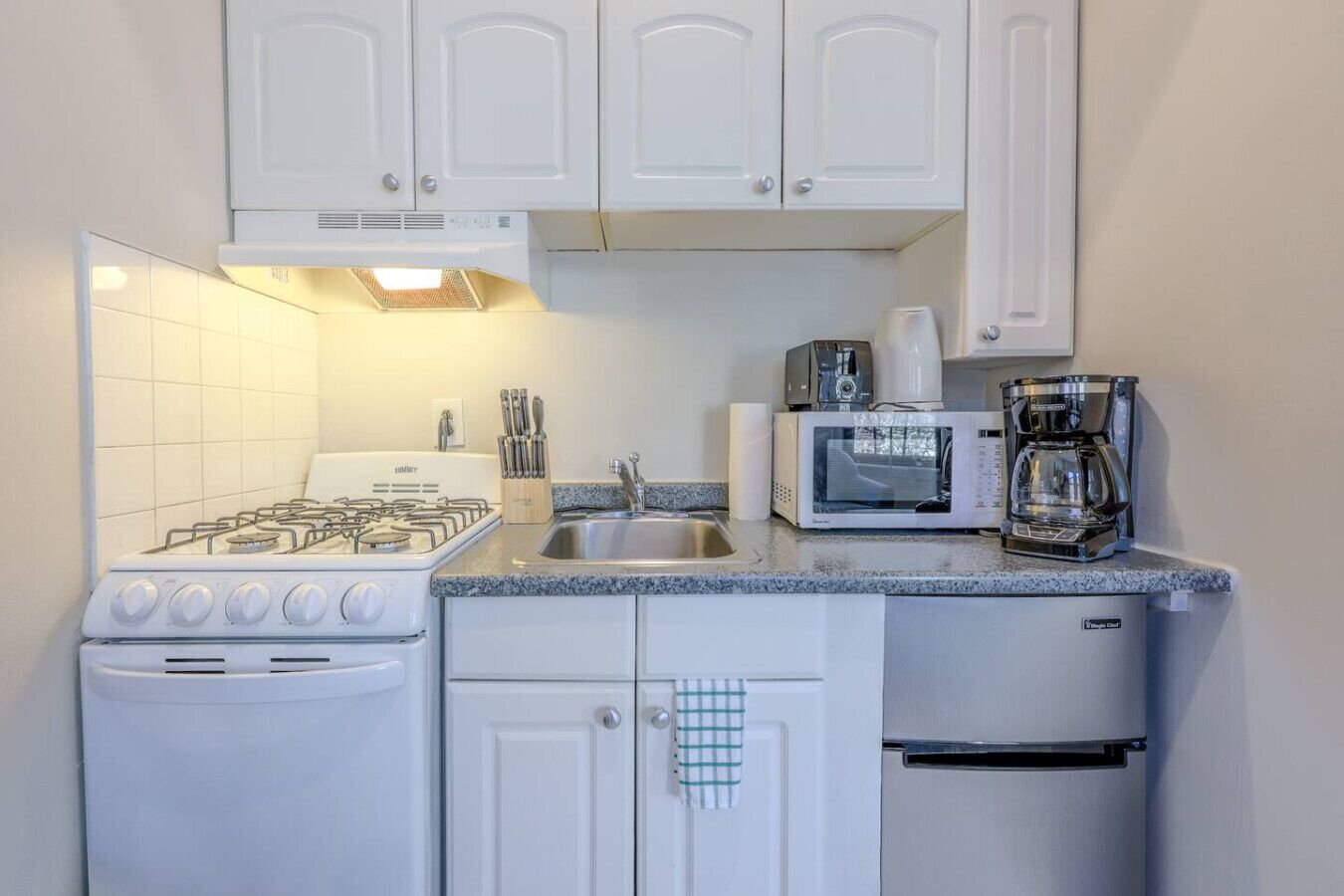 Oven, stovetop, coffee/tea maker, toaster