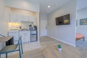 Desk, iron/ironing board, WiFi, bed sheets