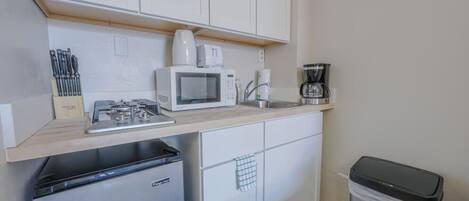 Four, cafetière/bouilloire, batterie de cuisine, vaisselle et ustensiles