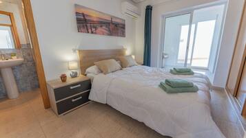 Een strijkplank/strijkijzer, internet, beddengoed