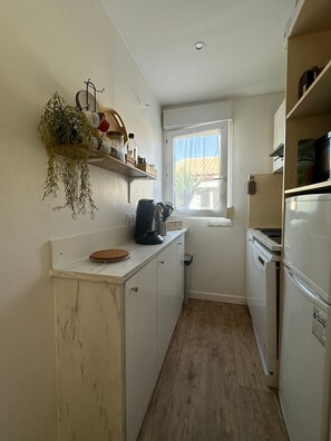 Frigorifero, microonde, piano cottura, lavastoviglie