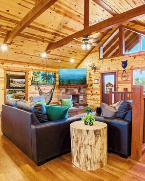 Smart TV, fireplace, video games, table football - Amazing Luxury NEW 8bdrm Cabin-Pool-Arcades-Gazebo (Sevierville)
