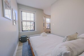 Escritorio, tabla de planchar con plancha, wifi y ropa de cama 