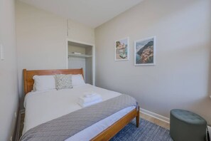 Escritorio, tabla de planchar con plancha, wifi y ropa de cama 