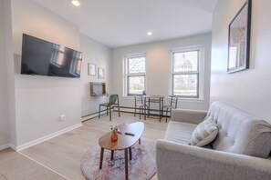 TV - Chic South End Studio | Perfect for Nurses! (Boston)